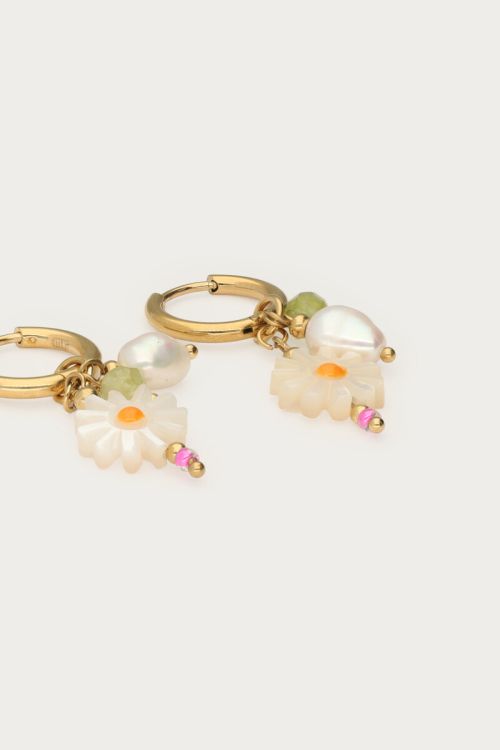 MY -  Botanical oorringen met witte bloemen en zoetwaterparels