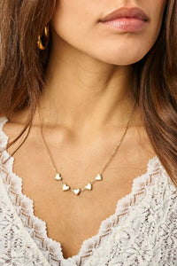 MY-Ketting met vijf parelmoer hartjes
